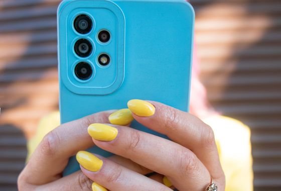 Smartphone in mano